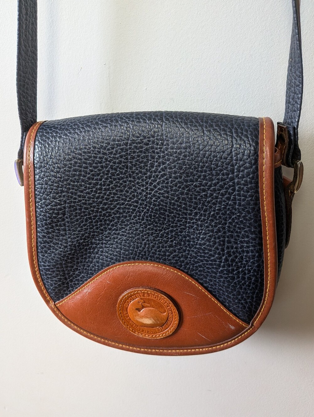 DOONEY & BOURKE Vintage Leather Women Shoulder Or Crossbody Purse navy Blue Tan
